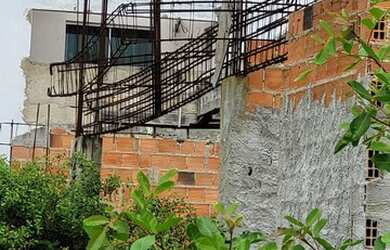 Imagem: O terreno possui 600m² de Área e está localizado em Zona