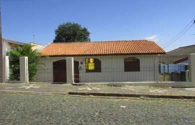 Imagem: A casa possui 4 Dormitórios, 1 Banheiro, 1 Vaga na garagem