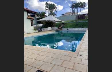 Imagem: A casa possui 2 Dormitórios, 2 Banheiros, 3 Vagas na garagem