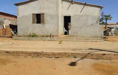 Imagem: A casa possui 2 Dormitórios, 2 Banheiros e está localizado