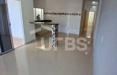 Imagem: A casa possui 3 Dormitórios, 2 Banheiros, 2 Vagas na garagem