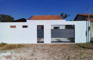 Imagem: A casa possui 2 Dormitórios, 2 Banheiros, 2 Vagas na garagem