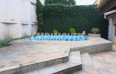 Imagem: A casa possui 3 Dormitórios, 4 Banheiros, 5 Vagas na garagem