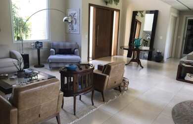 Imagem: A casa possui 4 Dormitórios, 4 Banheiros, 5 Vagas na garagem