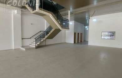 Imagem: O depósito possui 5 Vagas na garagem e 740m² de Área e está