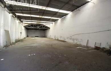 Imagem: O depósito possui 4 Vagas na garagem, 443m² de Área e está