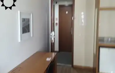 Imagem: O apartamento possui 1 Dormitório, 1 Banheiro, 1 Vaga na garagem