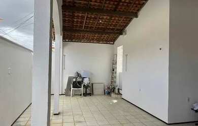 Imagem: A casa possui 2 Dormitórios, 2 Banheiros, 2 Vagas na garagem