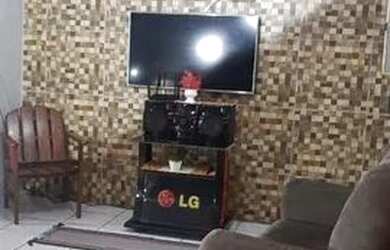 Imagem: A casa possui 3 Dormitórios, 2 Banheiros, 1 Vaga na garagem