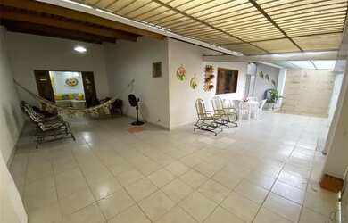 Imagem: A casa possui 5 Dormitórios, 4 Banheiros, 3 Vagas na garagem