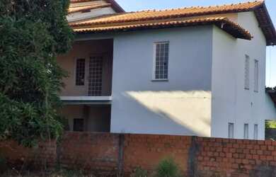 Imagem: A casa possui 5 Dormitórios, 5 Banheiros, 5 Vagas na garagem