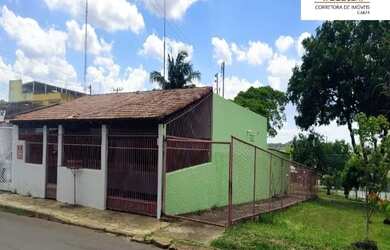 Imagem: A casa possui 3 Dormitórios, 2 Banheiros, 4 Vagas na garagem