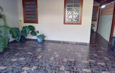 Imagem: A casa possui 2 Dormitórios, 1 Banheiro, 1 Vaga na garagem