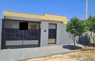 Imagem: A casa possui 2 Dormitórios, 2 Banheiros, 2 Vagas na garagem