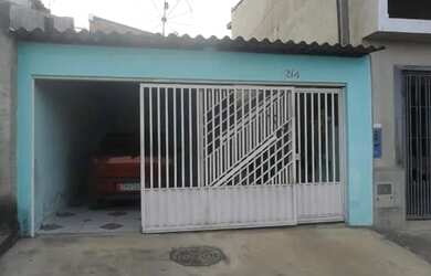 Imagem: A casa possui 2 Dormitórios, 2 Banheiros, 2 Vagas na garagem