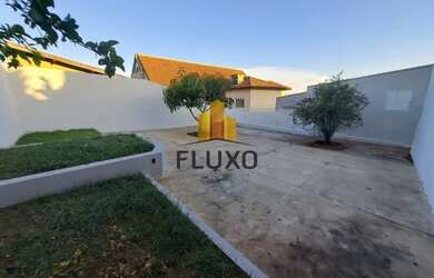 Imagem: A casa possui 3 Dormitórios, 1 Banheiro, 2 Vagas na garagem