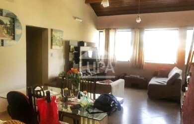 Imagem: A casa possui 4 Dormitórios, 5 Banheiros, 2 Vagas na garagem