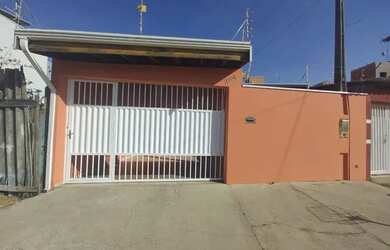 Imagem: A casa possui 2 Dormitórios, 2 Banheiros, 1 Vaga na garagem