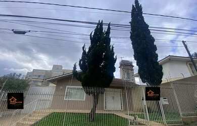 Imagem: A casa possui 3 Dormitórios, 2 Banheiros, 5 Vagas na garagem