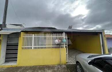 Imagem: A casa possui 3 Dormitórios, 1 Banheiro, 1 Vaga na garagem