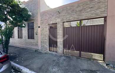 Imagem: A casa possui 4 Dormitórios, 3 Banheiros, 2 Vagas na garagem