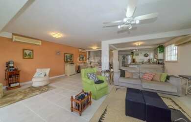 Imagem: A casa em condomínio possui 4 Dormitórios, 4 Banheiros, 4