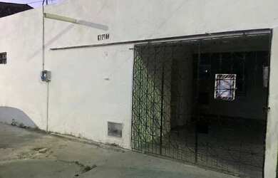 Imagem: A casa possui 3 Dormitórios, 2 Banheiros, 1 Vaga na garagem