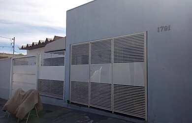 Imagem: A casae possui 2 Dormitórios, 1 Banheiro, 1 Vaga na garagem