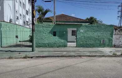 Imagem: A casa possui 3 Dormitórios, 2 Banheiros, 4 Vagas na garagem