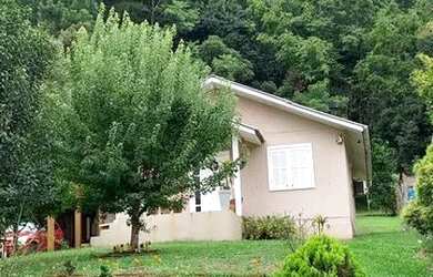 Imagem 2: Casa com piscina e pátio fechado, localizado no bairro Linha Bonita em Gramado/RS