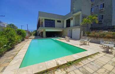 Imagem: A casa possui 5 Dormitórios, 5 Banheiros, 5 Vagas na garagem