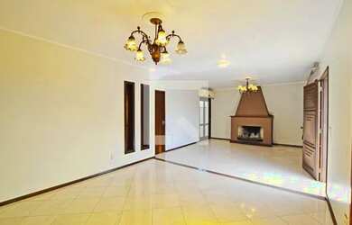 Imagem: A casa possui 5 Dormitórios, 5 Banheiros, 4 Vagas na garagem