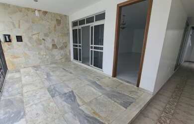 Imagem: A casa possui 4 Dormitórios, 4 Banheiros, 2 Vagas na garagem