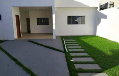 Imagem: A casa possui 2 Dormitórios, 1 Banheiro, 2 Vagas na garagem