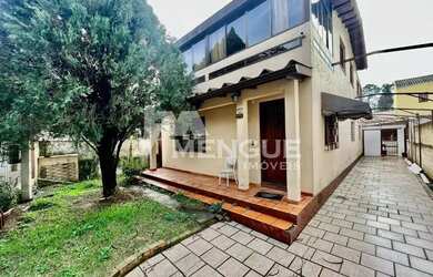 Imagem: A casa possui 2 Dormitórios, 3 Banheiros, 4 Vagas na garagem