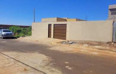 Imagem: A casa possui 2 Dormitórios, 2 Banheiros, 4 Vagas na garagem