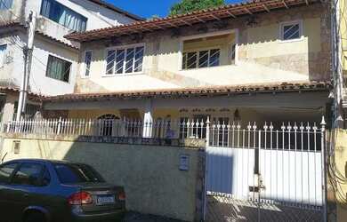 Imagem: A casa possui 4 Dormitórios, 2 Banheiros, 2 Vagas na garagem