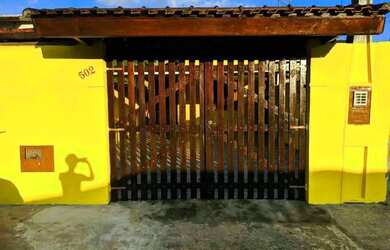 Imagem: A casa possui 2 Dormitórios, 2 Banheiros, 3 Vagas na garagem