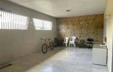 Imagem: A casa possui 2 Dormitórios, 1 Banheiro, 2 Vagas na garagem