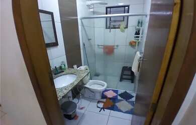 Imagem: A casa possui 2 Dormitórios, 1 Banheiro, 2 Vagas na garagem