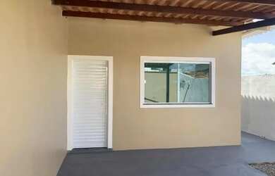 Imagem: A casa possui 2 Dormitórios, 2 Banheiros, 2 Vagas na garagem