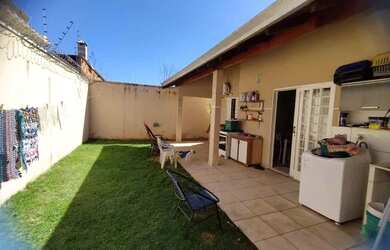 Imagem: A casa possui 3 Dormitórios, 1 Banheiro, 1 Vaga na garagem