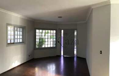 Imagem: A casa possui 3 Dormitórios, 3 Banheiros, 2 Vagas na garagem