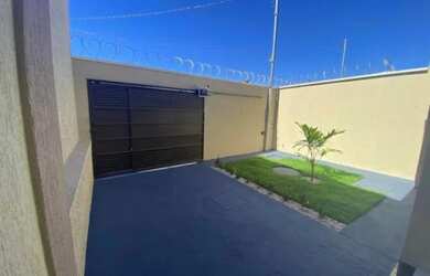 Imagem: A casa possui 2 Dormitórios, 1 Banheiro, 1 Vaga na garagem