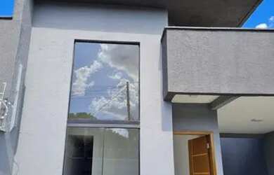 Imagem: A casa possui 3 Dormitórios, 1 Banheiro, 2 Vagas na garagem