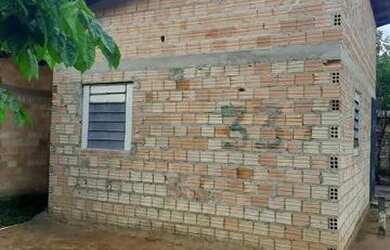 Imagem: A casa possui 1 Dormitório, 1 Banheiro, 2 Vagas na garagem