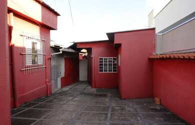 Imagem: A casa possui 2 Dormitórios, 1 Banheiro, 1 Vaga na garagem