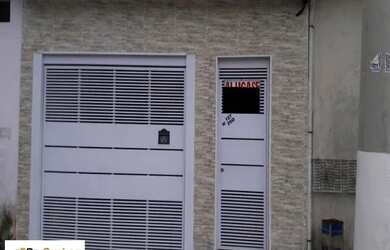 Imagem: A casa possui 3 Dormitórios, 2 Banheiros, 1 Vaga na garagem