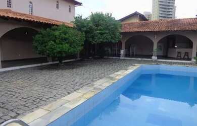 Imagem: A casa possui 3 Dormitórios, 5 Banheiros, 5 Vagas na garagem