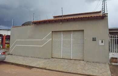 Imagem: A casa possui 4 Dormitórios, 3 Banheiros, 2 Vagas na garagem